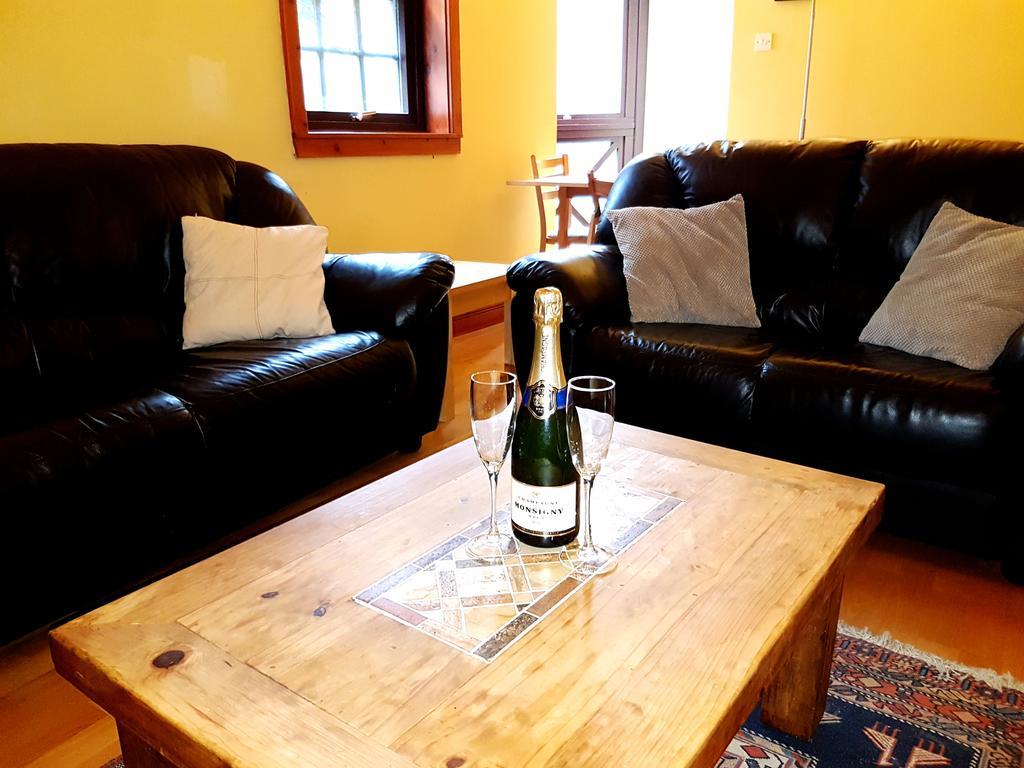 Dean Village - Lovely 2 Bed In Picturesque Dean Village With Balcony And Private Parking Edinburg Rum bild